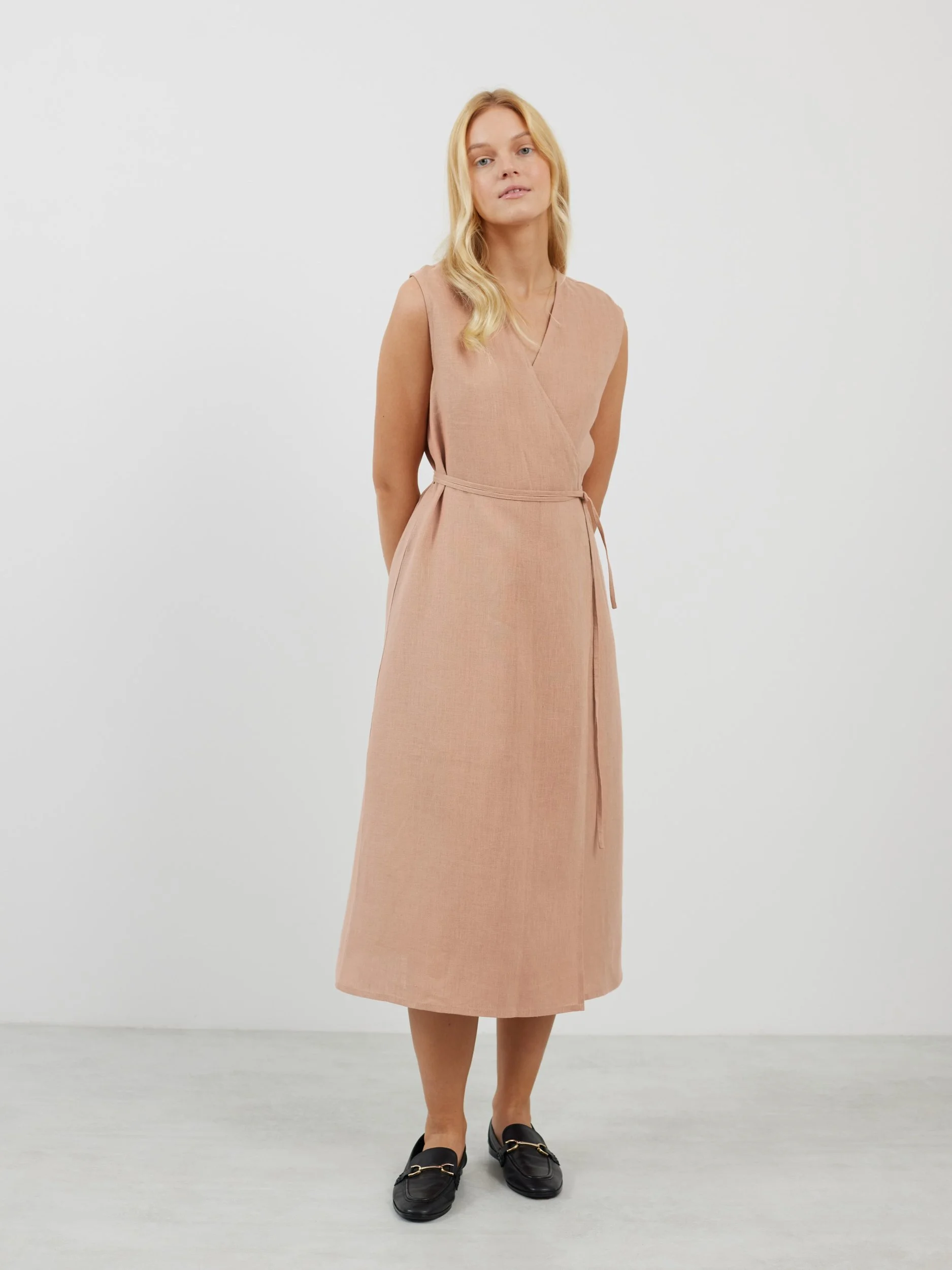 Bild 3 von PIA Leinen Midi Wickelkleid in Rosa mit Braun von Love and Confuse