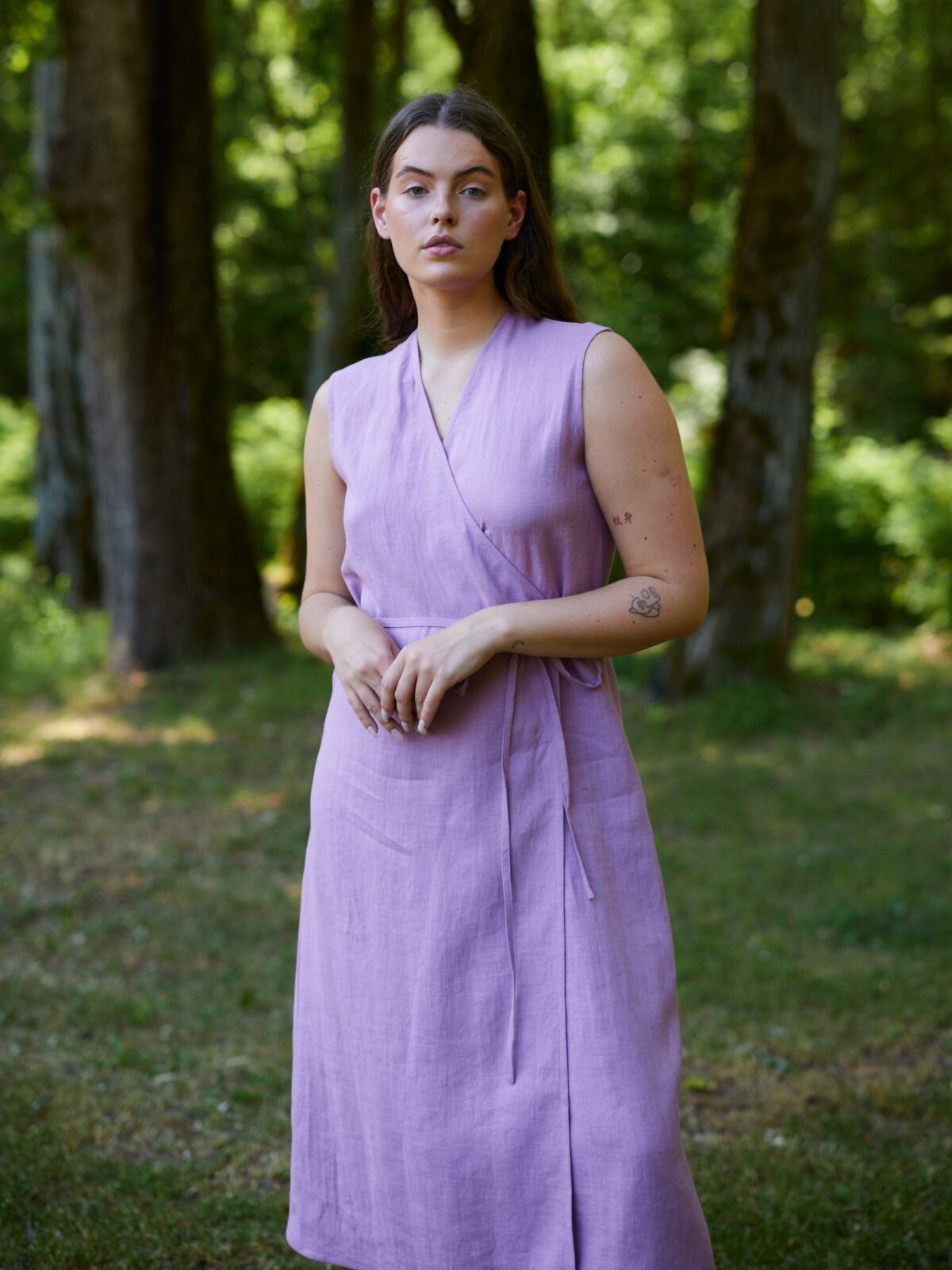 PIA V-aukkoinen pellavamekko Orkidea — edestä