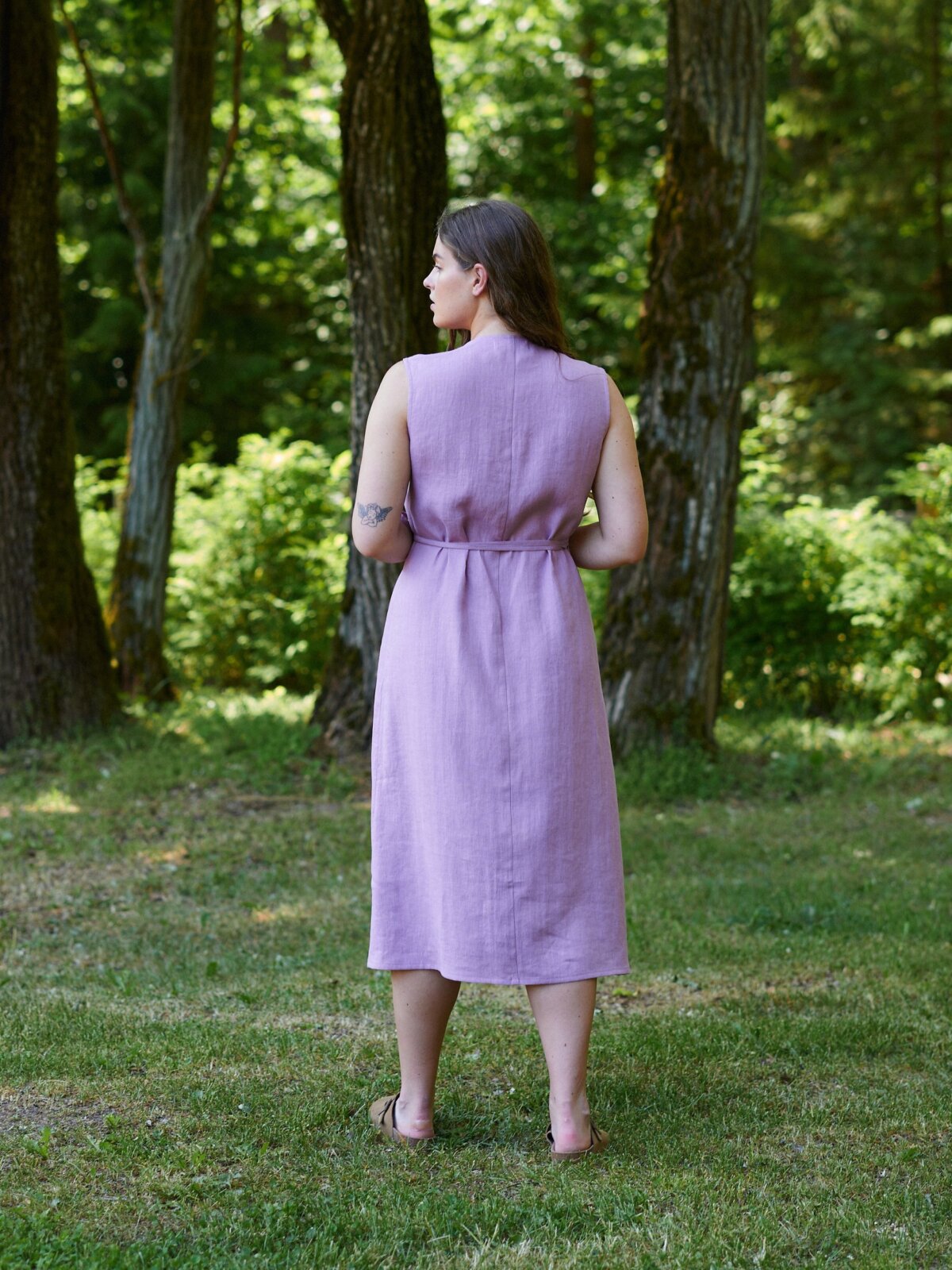 PIA V-aukkoinen pellavamekko Orkidea — takaa