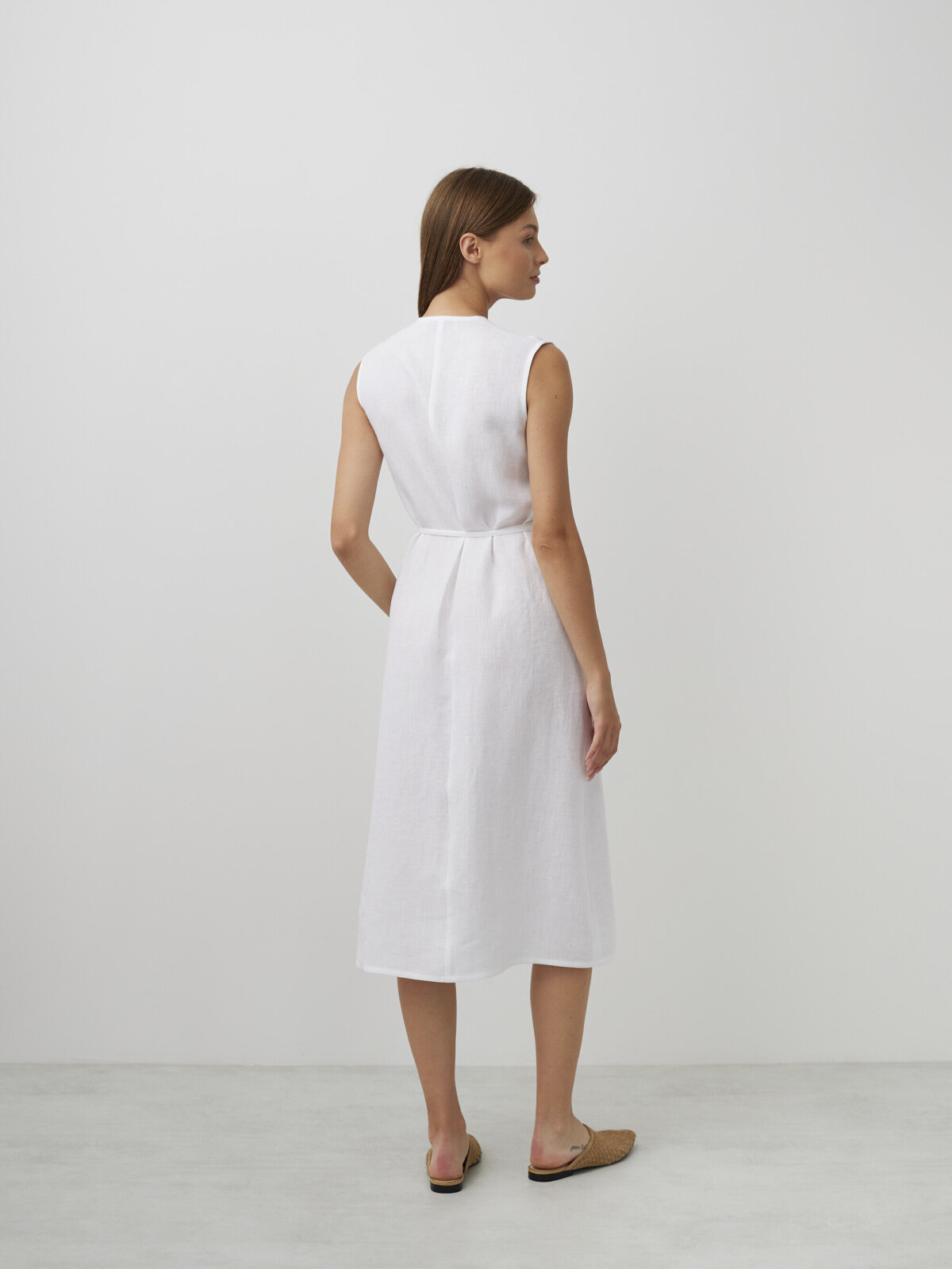 PIA V-aukkoinen pellavamekko Valkoinen — takaa