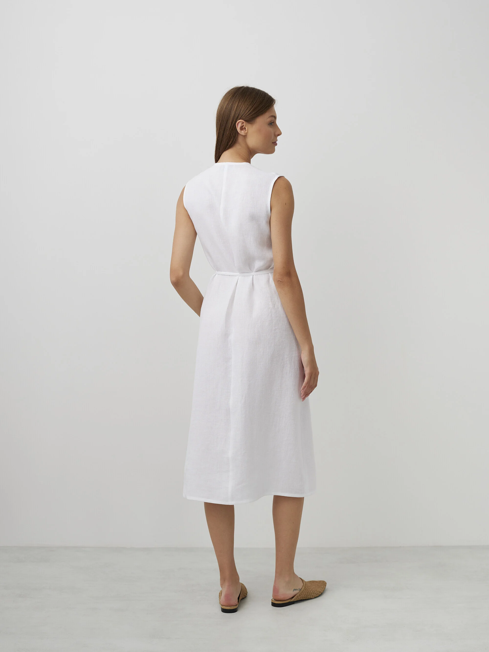 Bild 4 von PIA Leinen Midi Wickelkleid in White, you can also choose other colors above von Love and Confuse