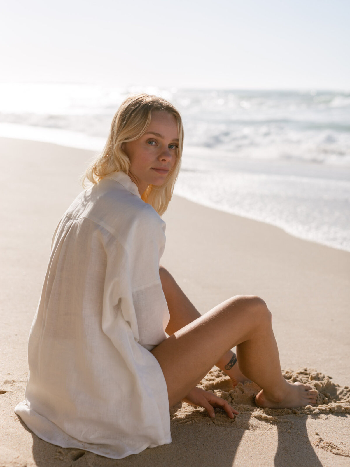 PINE Pellava kauluspaita Luonnonvalkoinen — sivulta