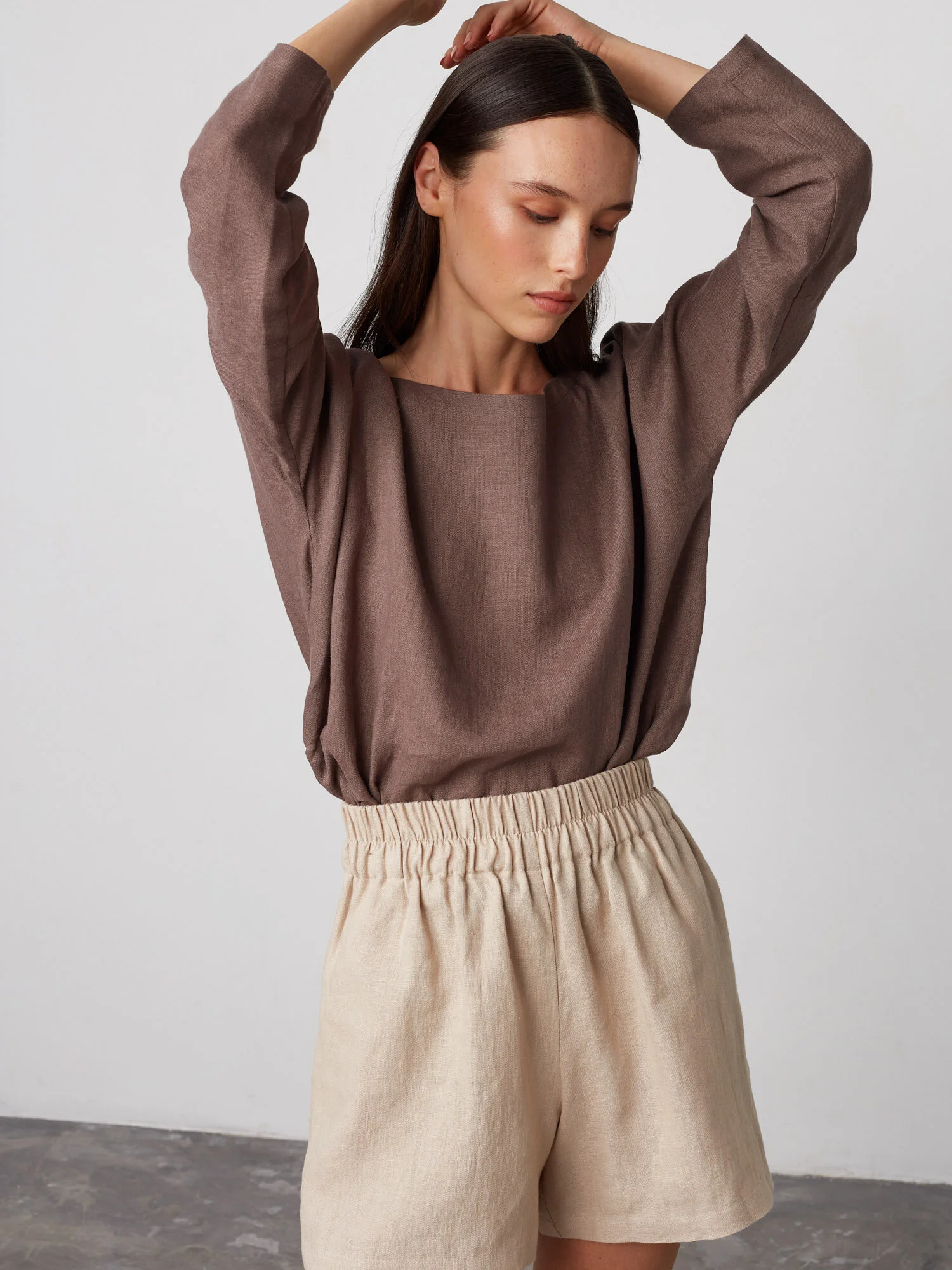 Bild 4 von RUMI Langarmshirt aus Leinen in Cocoa, you can also choose other colors above von Love and Confuse