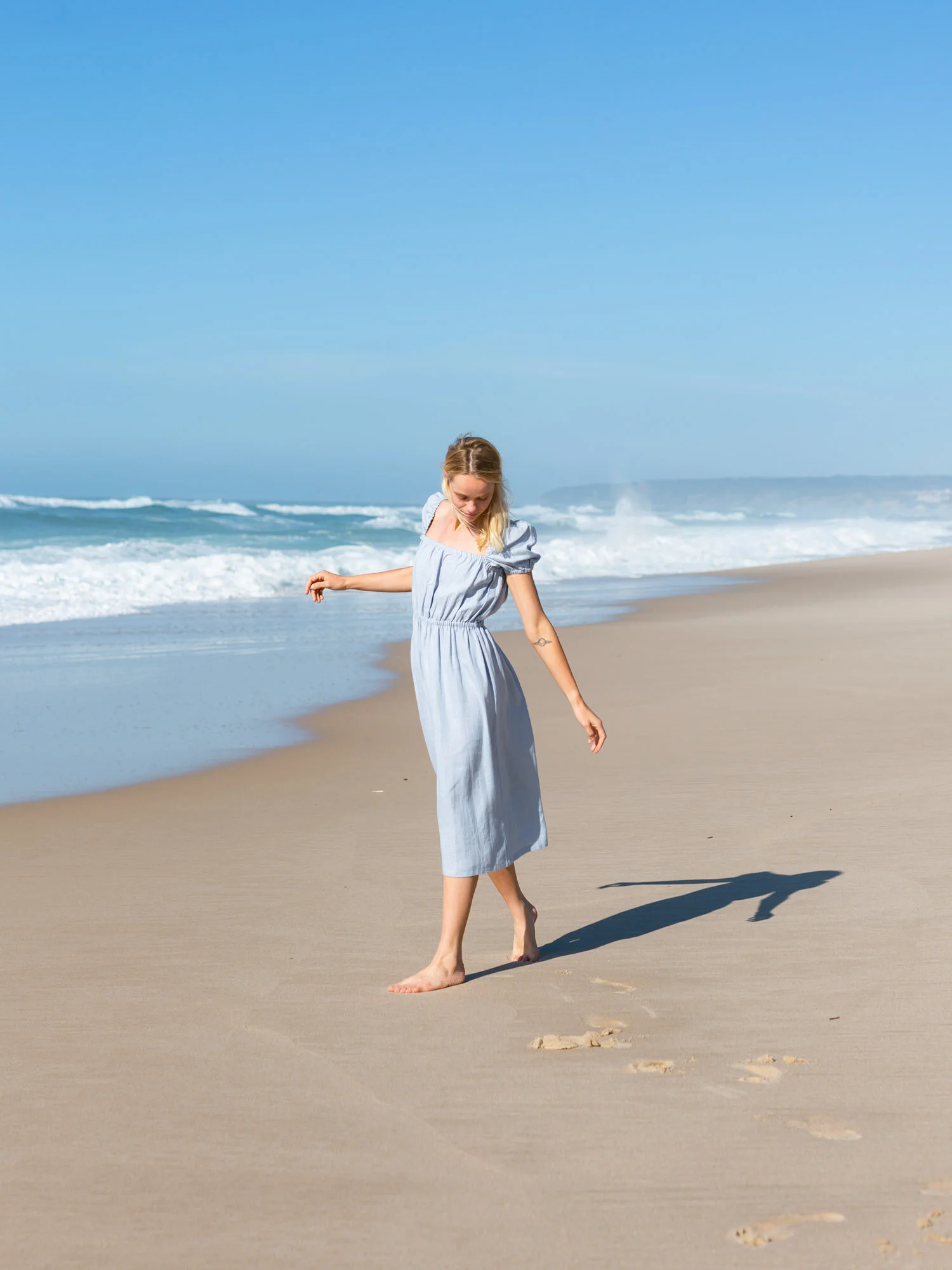 Bild 2 von RUTH Leinen Midi Kleid in von Love and Confuse