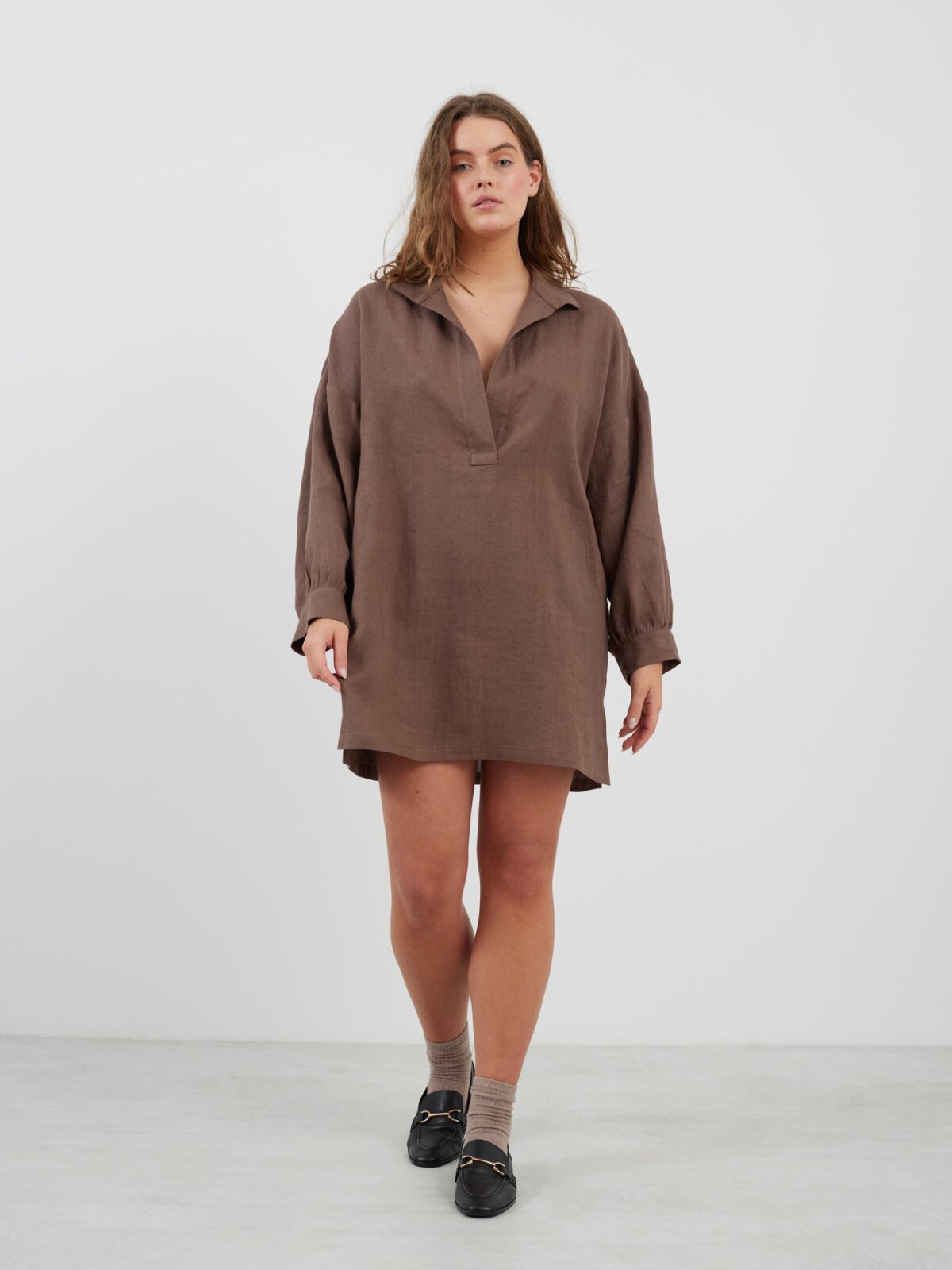 Bild 2 von SKY Leinen Strandkleid in Kakao von Love and Confuse