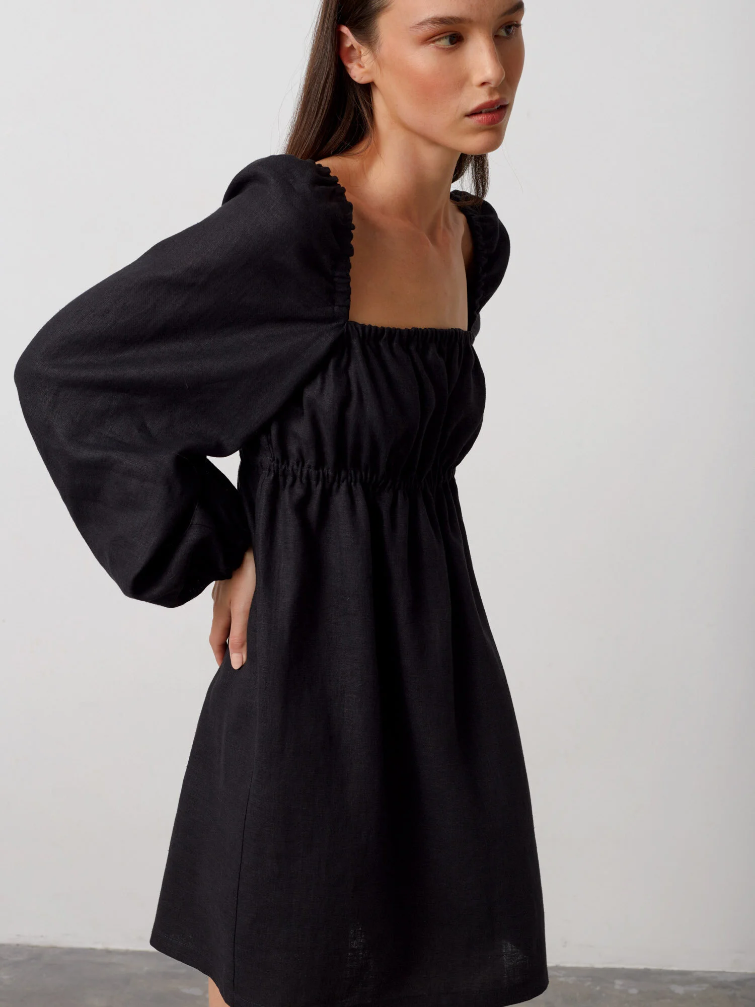 Bild 1 von TALULLA Leinen Minikleid in Black, you can also choose other colors above von Love and Confuse