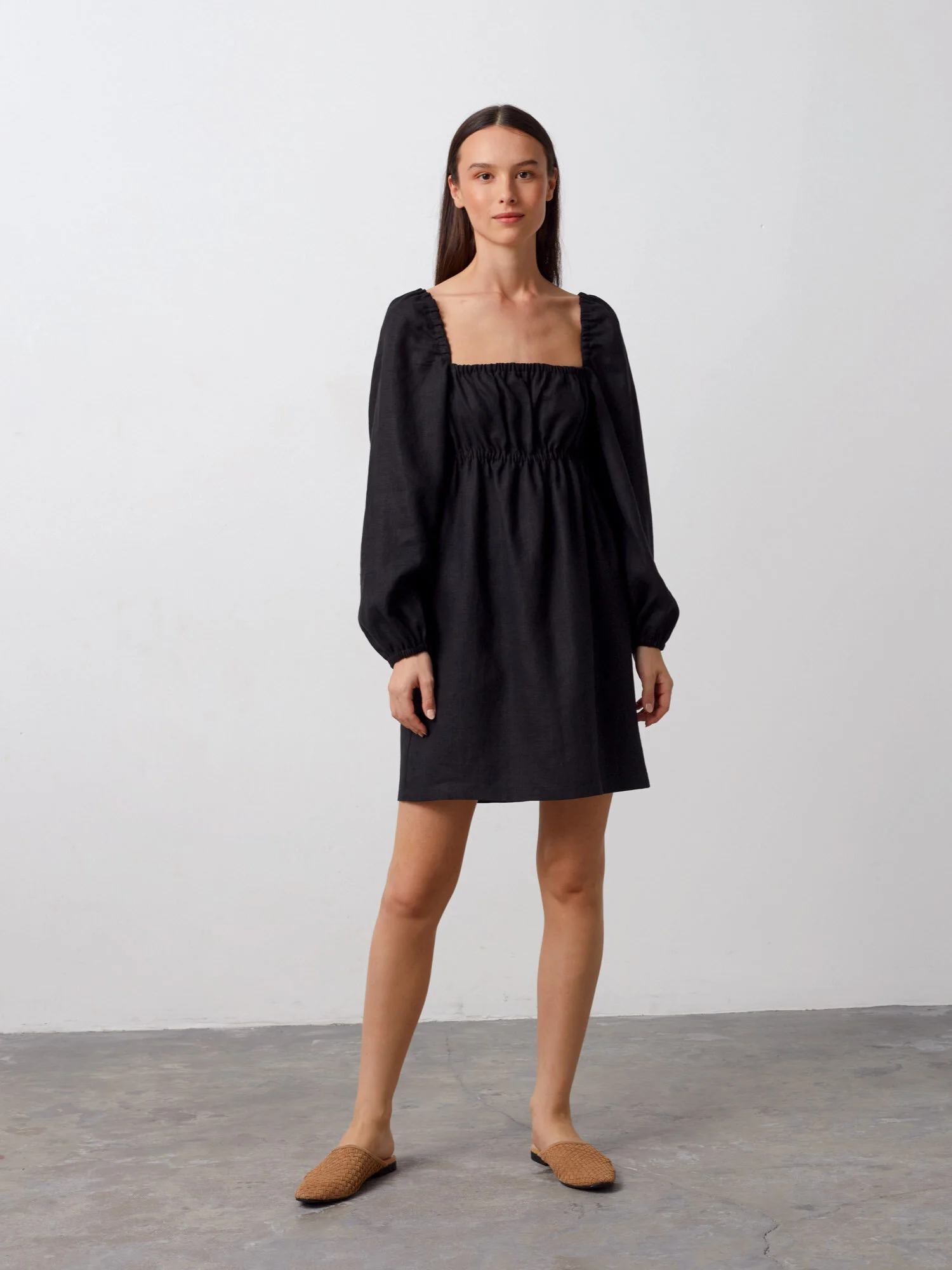 Bild 2 von TALULLA Leinen Minikleid in Black, you can also choose other colors above von Love and Confuse