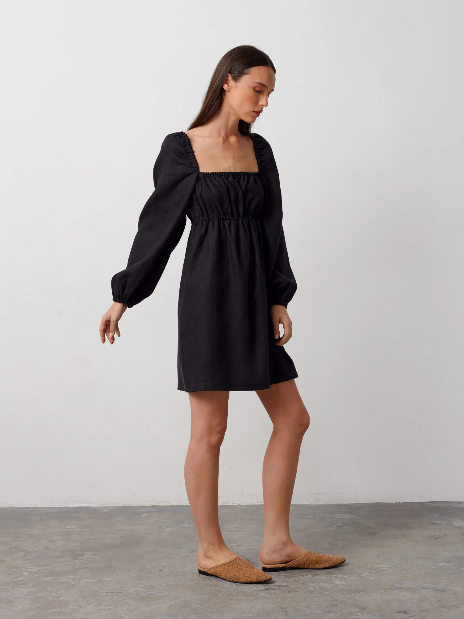 Bild 3 von TALULLA Leinen Minikleid in Black, you can also choose other colors above von Love and Confuse