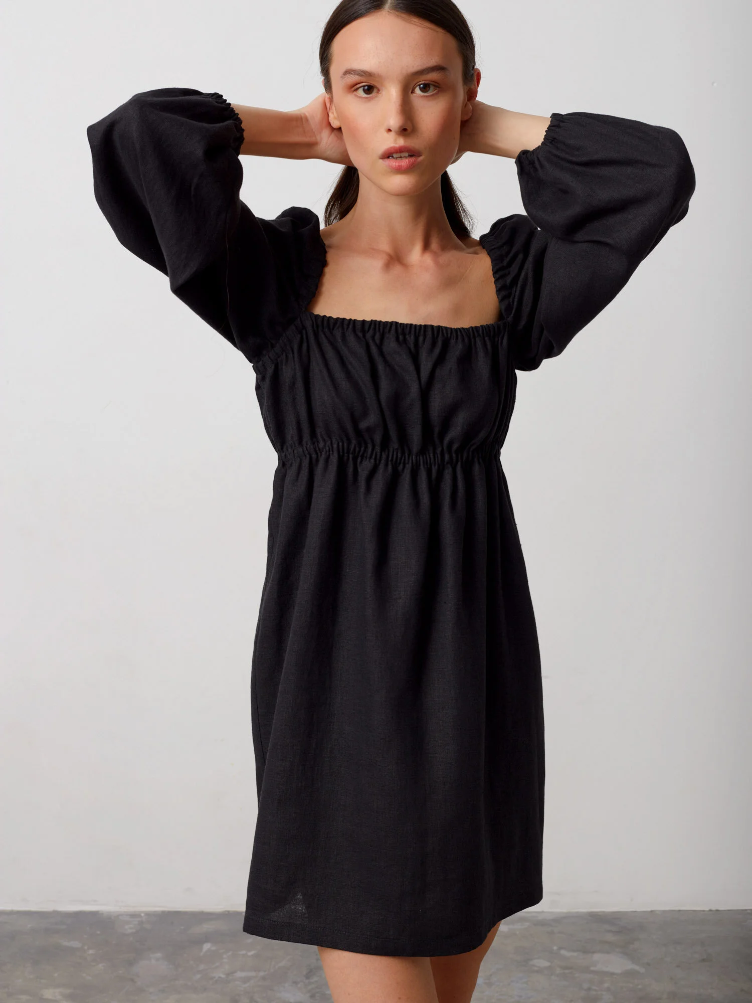 Bild 4 von TALULLA Leinen Minikleid in Black, you can also choose other colors above von Love and Confuse