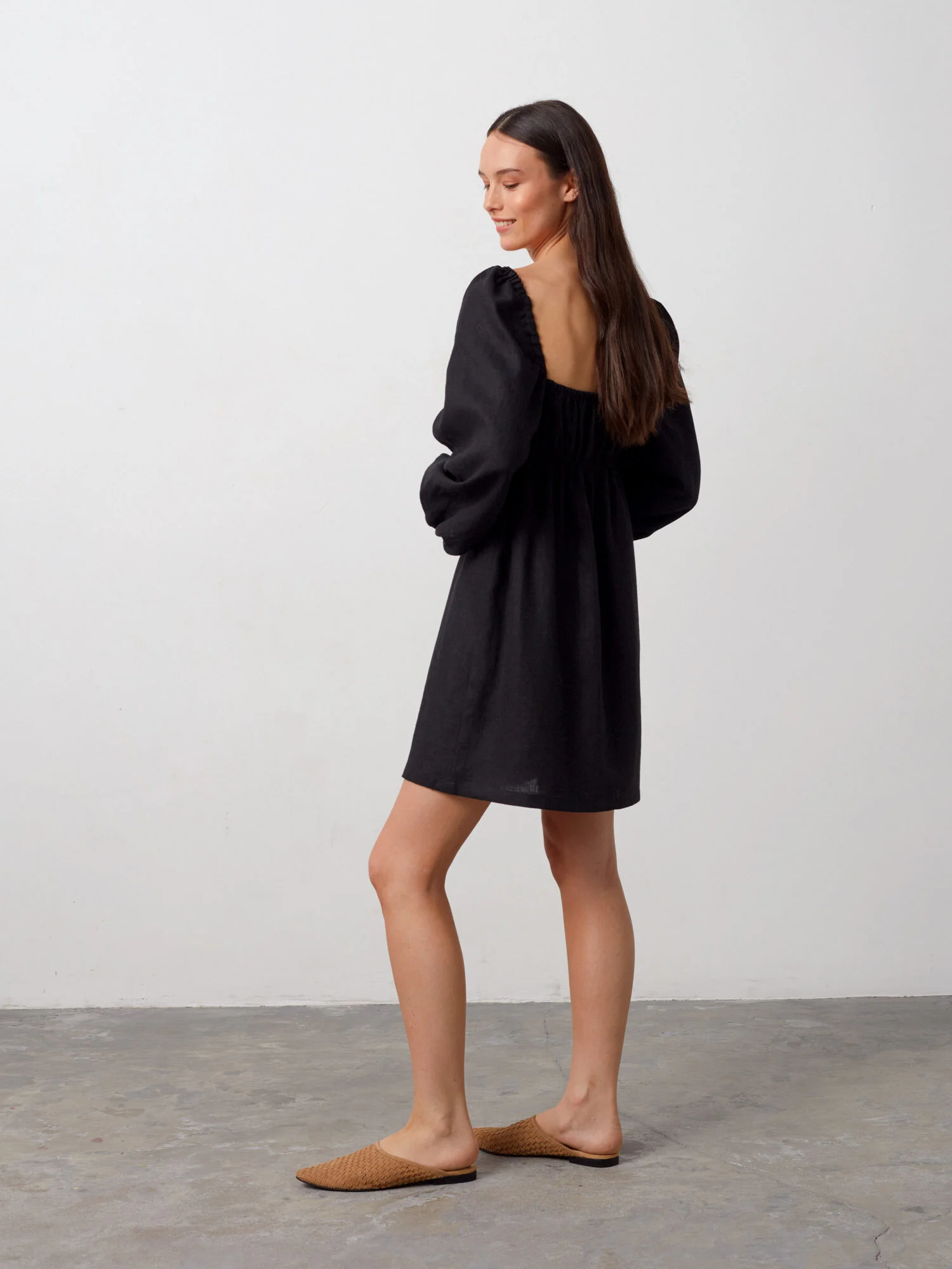 Bild 5 von TALULLA Leinen Minikleid in Black, you can also choose other colors above von Love and Confuse